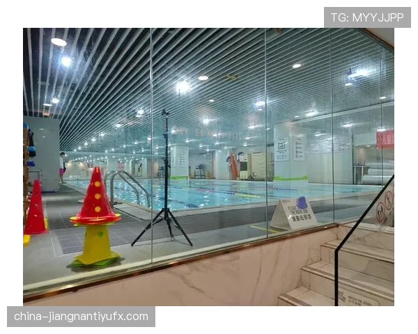 拉菲尼亚训练完顺手给家里泳池换水，这日子谁顶得住啊