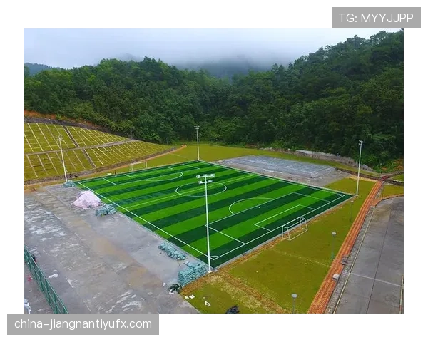 救险解围在足球规则中如何界定犯规与合法行为？