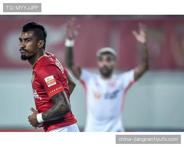 保利尼奥为何能成为攻守兼备的中场核心？技术特点与实战表现解析